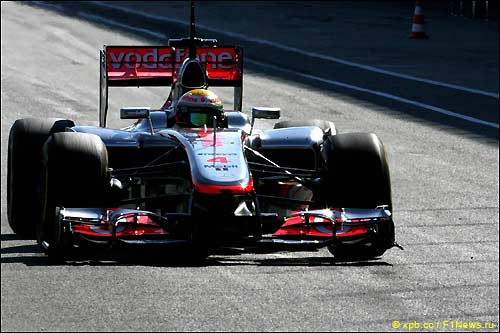 Льюис Хэмилтон за рулем McLaren МР4-27 на тестах в Хересе