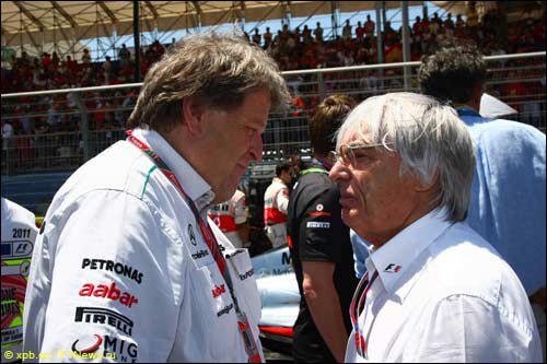 Берни Экклстоун (справа) и Норбер Хауг, глава Mercedes Motorsport