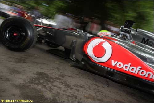 Оливер Терви за рулем McLaren на фестивале в Гудвуде