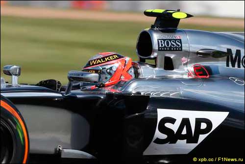 Логотип Hugo Boss на машине McLaren