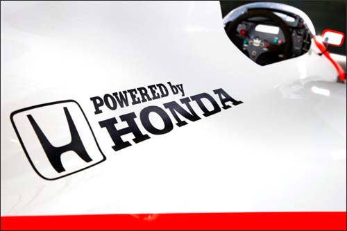 Логотип Honda на машине McLaren