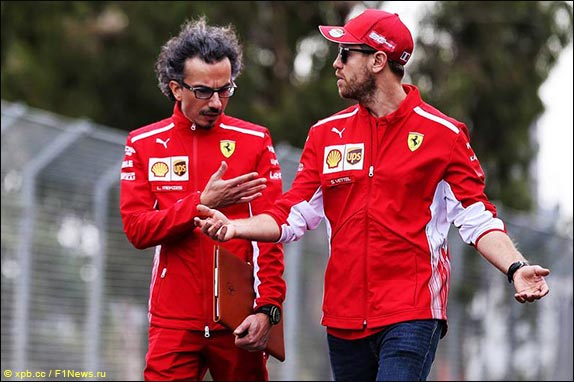 Спортивный директор Ferrari Лоран Мекис и Себастьян Феттель во время прогулки по трассе