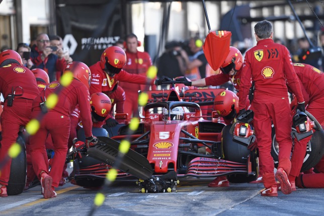Механики Ferrari во время пит-стопа