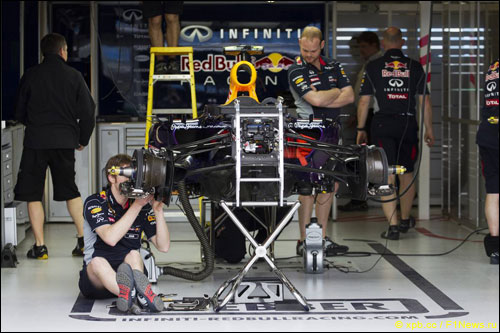 Механики Red Bull Racing работают над машиной