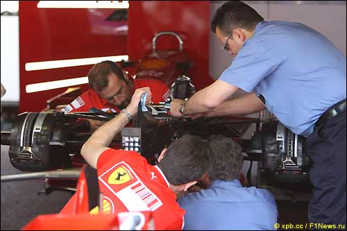 Представители FIA и Ferrari работают с коробкой передач