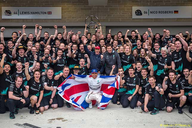Команда Mercedes AMG празднует победу Льюиса Хэмилтона в чемпионате мира после Гран При США