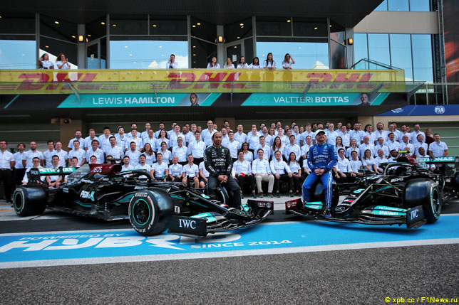 Групповая фотография команды Mercedes перед стартом Гран При Абу-Даби