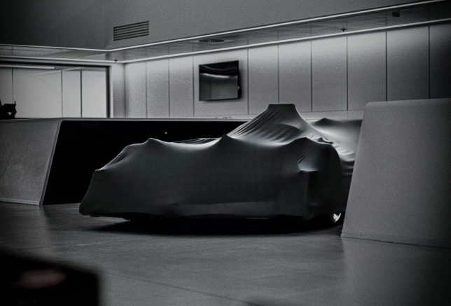 Тизер, опубликованный Mercedes накануне: под покрывалом скрывается W14, фото пресс-службы команды