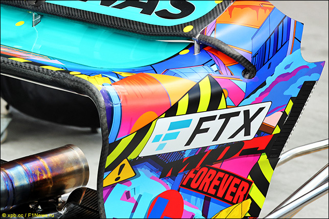 Логотип FTX на машине Mercedes