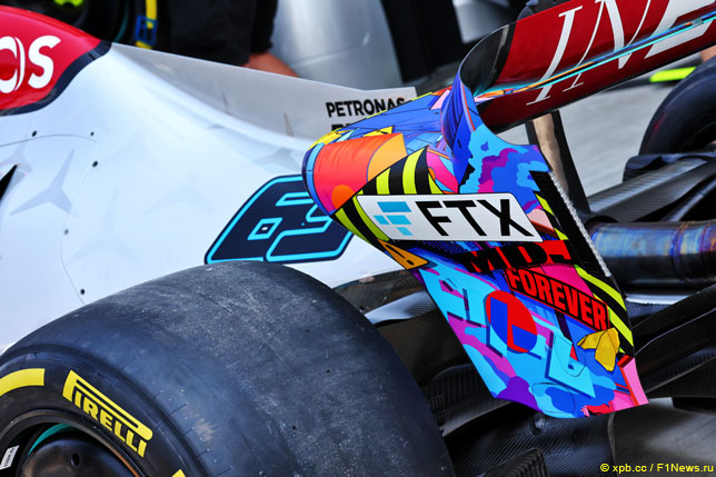 Логотип FTX на заднем антикрыле Mercedes, 2022 год