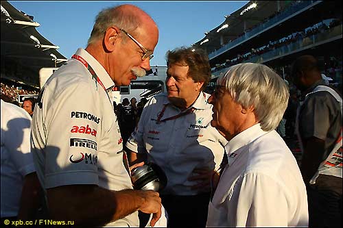 Берни Экклстоун и глава концена Daimler AG Дитер Цетше (слева); в центре - Норберг Хауг, руководитель Mercedes Motorsport
