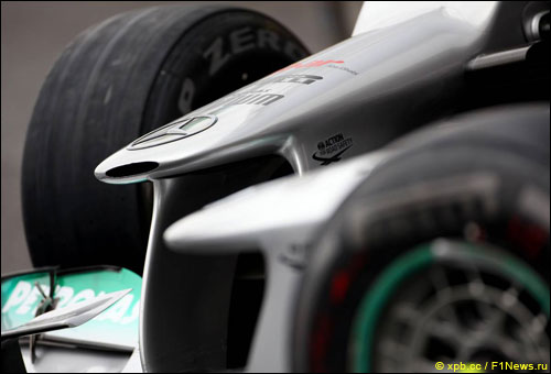 Эмблема Mercedes на носовом обтекателе машины