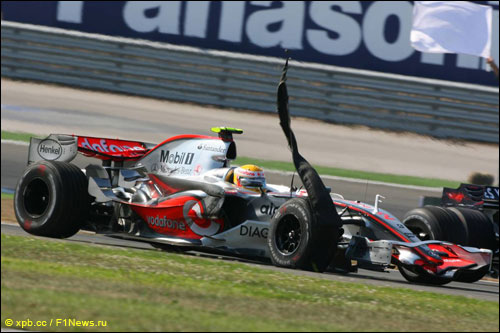Льюис Хэмилтон многое знает о восьмом повороте - в 2007 году именно там у него не выдержала нагрузок передняя правая шина 
