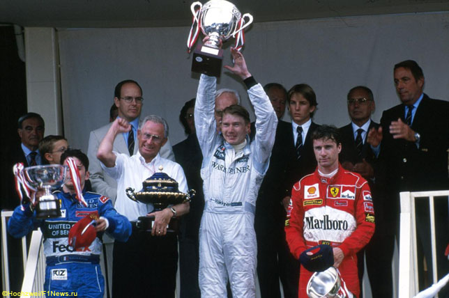 Джанкарло Физикелла, Мика Хаккинен и Эдди Ирвайн на подиуме Гран При Монако, 1998 год
