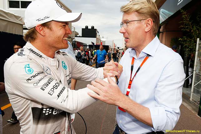Мика Хаккинен поздравляет Нико Росберга с победой в Гран При Монако