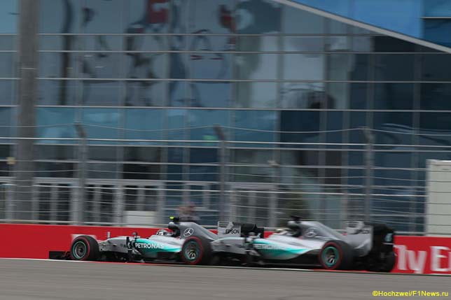 Гонщики Mercedes ведут борьбу на трассе в Сочи