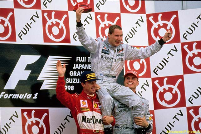 Мика Хаккинен, Эдди Ирвайн и Дэвид Култхард на подиуме Гран При Японии 1998 года