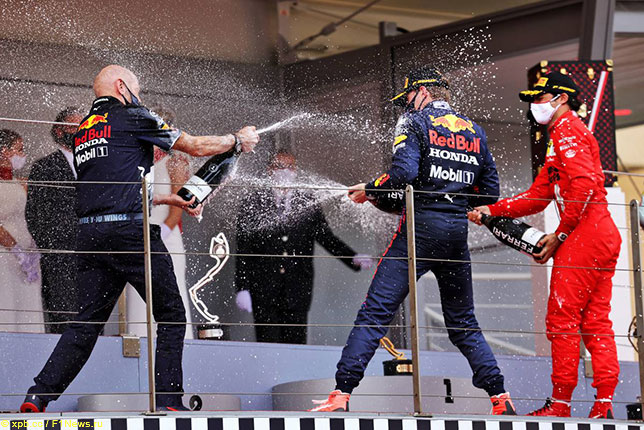 В Монако душем из шампанского насладились не только победитель и призёры, но и Эдриан Ньюи