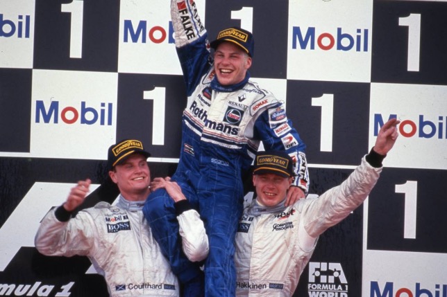 Мика Хаккинен и Дэвид Култхард поздравляют Жака Вильнёва с титулом, Гран При Европы 1997 года, фото XPB