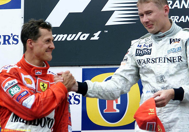 Михаэль Шумахер поздравляет Мику Хаккинена с победой в Гран При Бельгии 2000 года