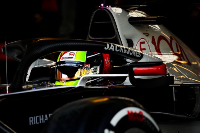 Мик Шумахер в кокпите машины Haas на тестах в Абу-Даби, фото HochZwei
