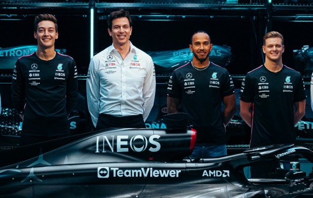 Мик Шумахер (справа) на презентации Mercedes W14 вместе с Тото Вольффом и гонщиками команды