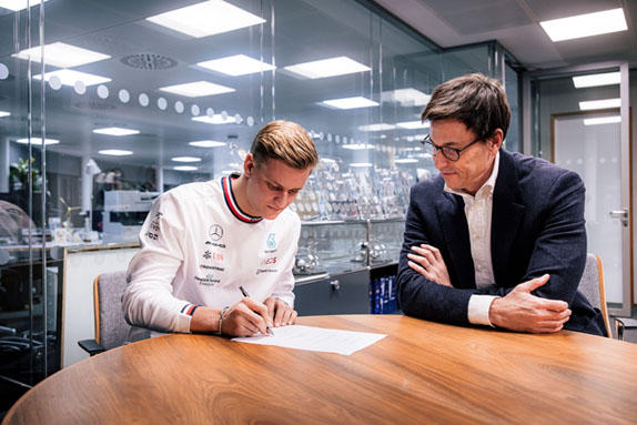 Мик Шумахер в присутствии Тото Вольффа подписывает контракт с Mercedes