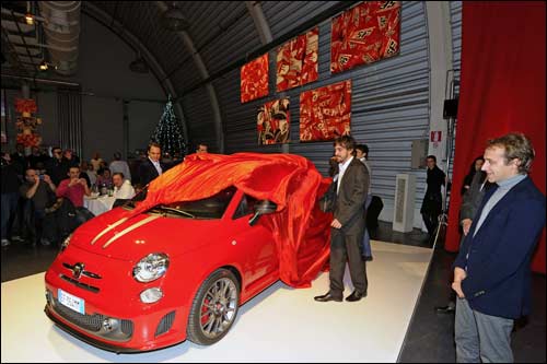 Лука Бадоер (справа) получил в подарок Fiat 500 в специальной комплектации Tributo Ferrari