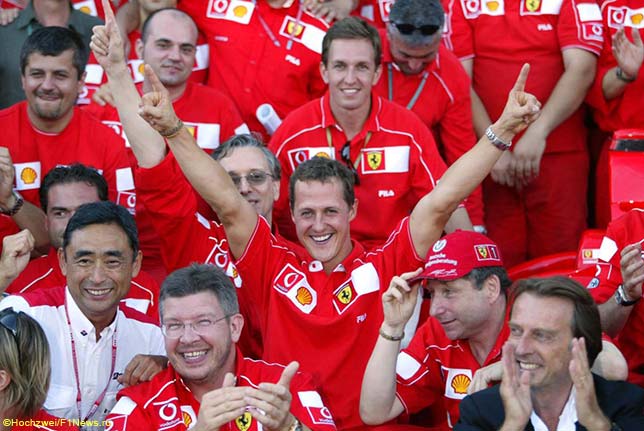 Ferrari празднует пятый титул Михаэля Шумахера, Маньи-Кур, 2002 год. В первом ряду справа - Лука ди Монтедземоло