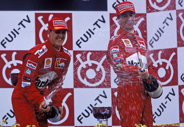 Михаэль Шумахер и Эдди Ирвайн на подиуме Гран При Японии, 1999 год