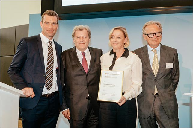 Менеджер Шумахера Сабине Кем и Норберт Хауг с членами наблюдательного совета. Picture alliance f&#252;r Deutsche Sporthilfe