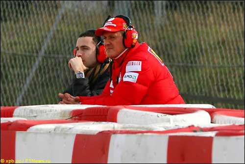 Михаэль Шумахер (справа) и Николя Тодт на тестах в Барселоне