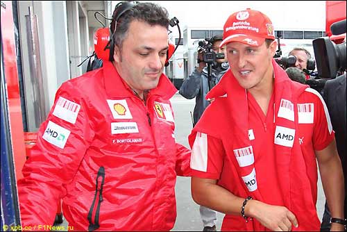 Михаэль Шумахер (справа) беседует с коллегами по Ferrari на Нюрбургринге