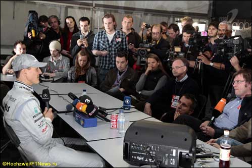 Михаэль Шумахер в центре внимания журналистов