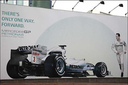 Рекламный плакат Mercedes GP на улицах Куала-Лумпур
