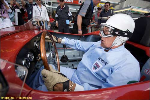 Стирлинг Мосс во время гонки исторических машин, Ле-Ман, 2009 год