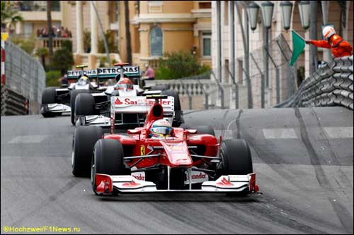 Михаэль Шумахер следует вплотную за Фернандо Алонсо во время Гран При Монако