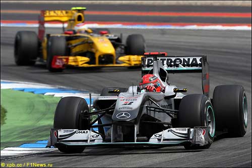 Михаэль Шумахер на трассе Гран При Германии; на втором плане - Виталий Петров