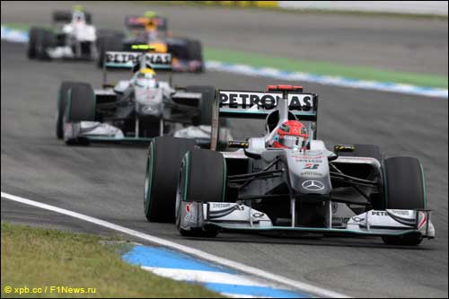 Пилоты Mercedes GP на трассе в Германии