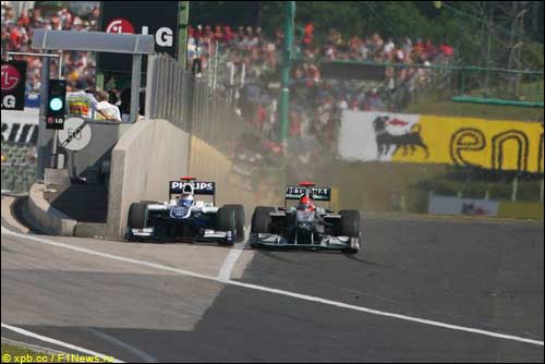 Михаэль Шумахер и Рубенс Баррикелло на трассе Гран При Венгрии