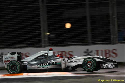Михаэль Шумахер на трассе в Сингапуре