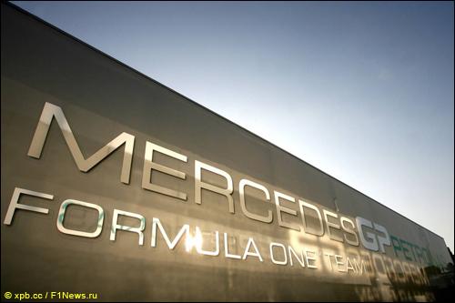 Трейлер Mercedes GP