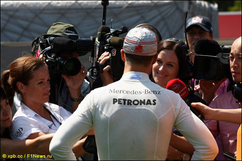 Михаэль общается с журналистами в паддоке Гран При Испании