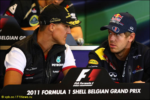 Михаэль Шумахер с Себастьяном Феттелем на пресс-конференции Гран При Бельгии