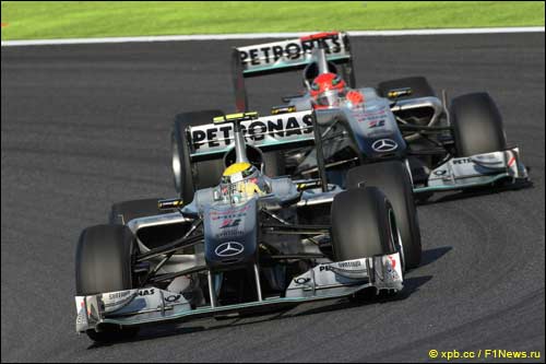 Гонщики Mercedes GP на японской трассе, 2010 год