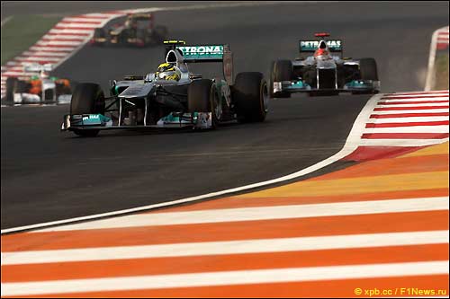 Гонщики Mercedes GP на индийской трассе