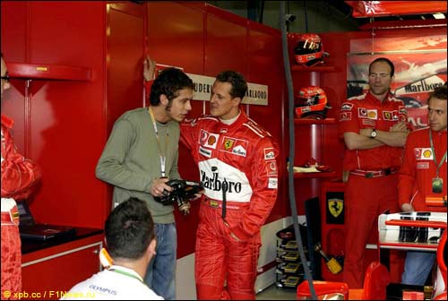 Валентино Росси и Михаэль Шумахер в боксах Ferrari (2004 год)