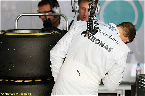 Михаэль Шумахер разглядывает изношенные шины Pirelli, Гран При Бахрейна