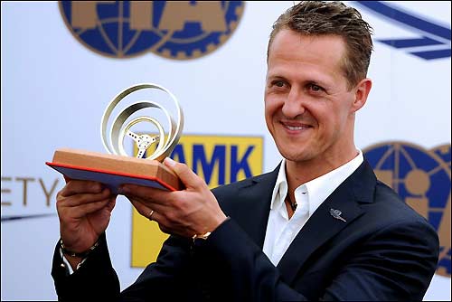 Михаэль Шумахер принимает награду на конференции FIA в Праге