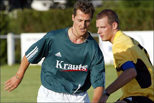 Михаэль Шумахер и Алекс Вурц на футбольном поле, 2002 год